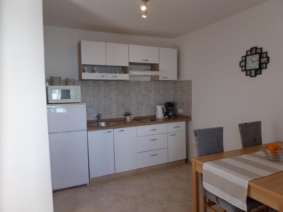Apartmani Mirko Ljubac Ražanac Екстериор снимка