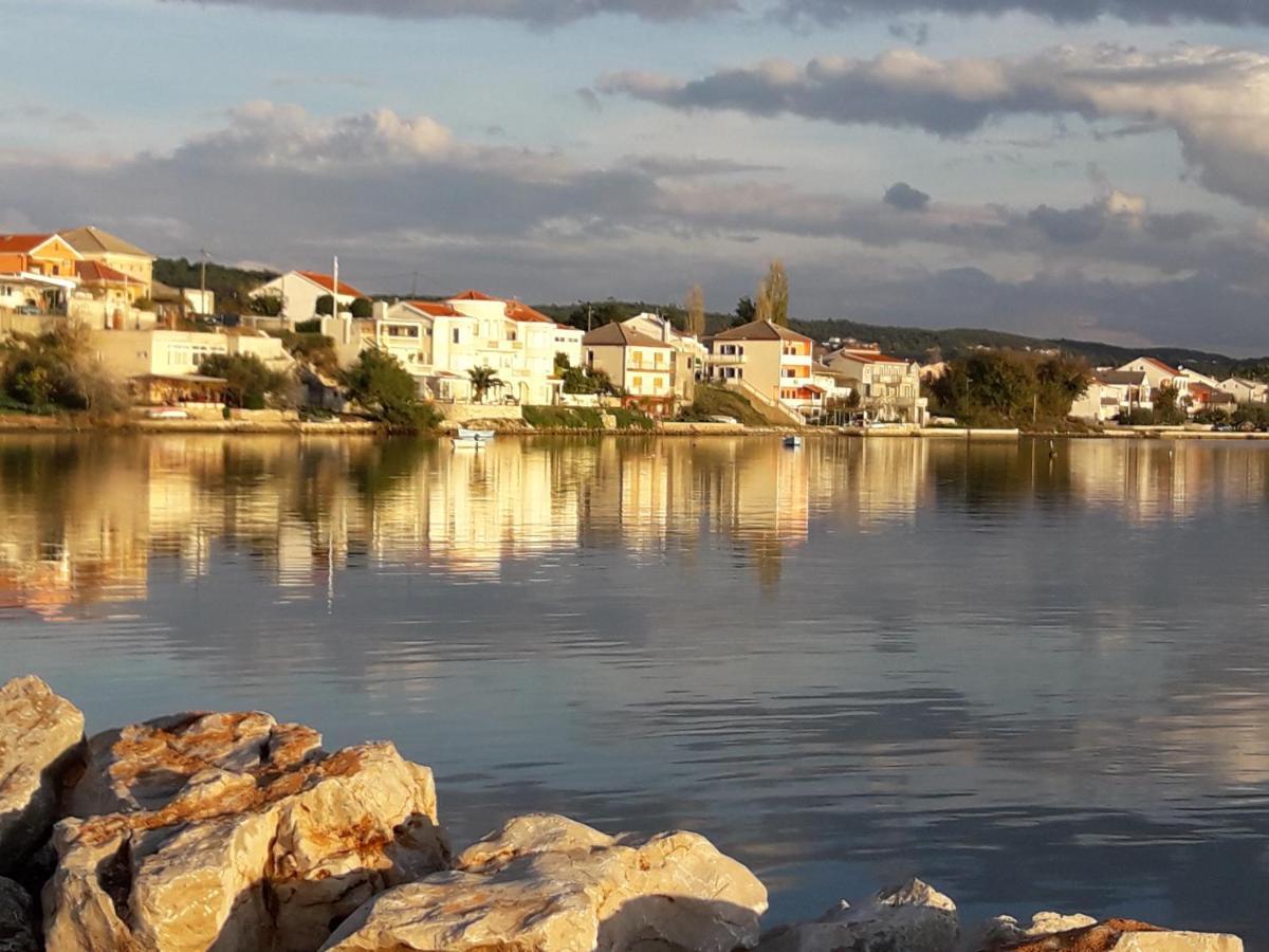 Apartmani Mirko Ljubac Ražanac Екстериор снимка