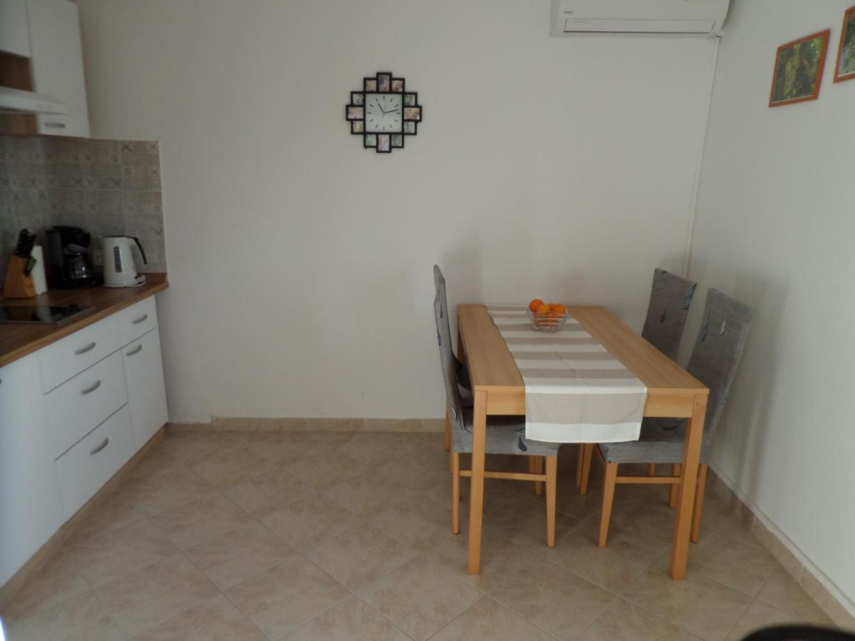 Apartmani Mirko Ljubac Ražanac Екстериор снимка